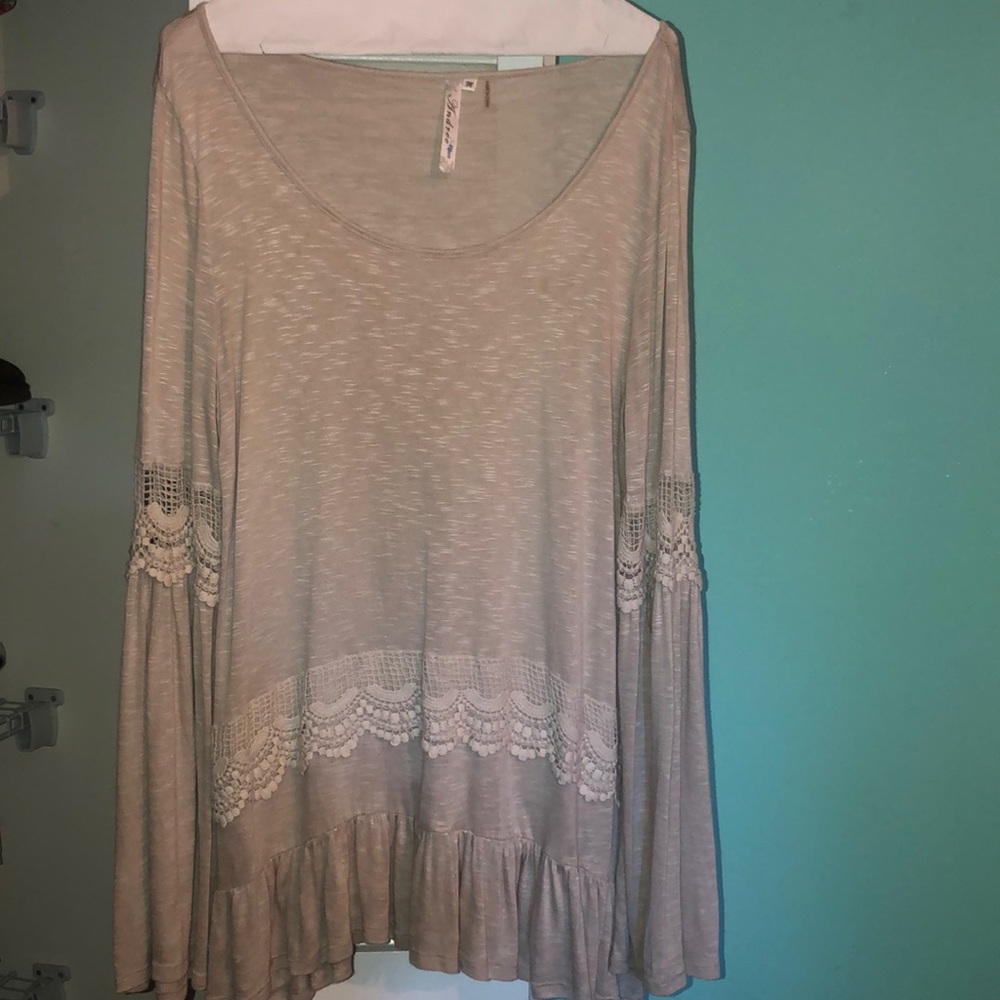 Flowy & Long Top!
